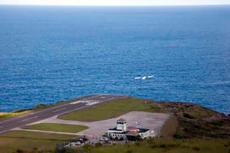 「世界一滑走路が短い民間空港」なぜ？ 着陸は「まるで空母！」なエクストリームさ 長さわずか400m