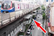 「空中の歩道」超便利！ 高架鉄道の下を歩道にして「下りなくていい」街に なぜ日本じゃできないのか