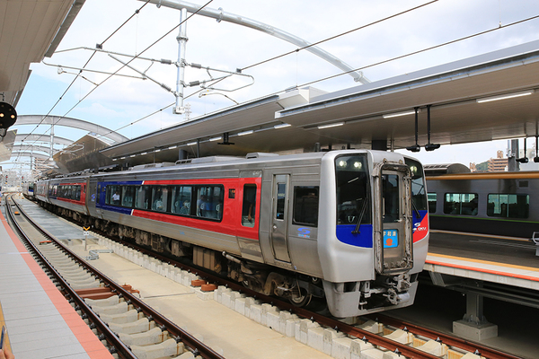 「まだ特急が“縦列駐車”してる!?」 71年ぶり新装の「松山駅」 高架になっても“珍風景”だらけ!?