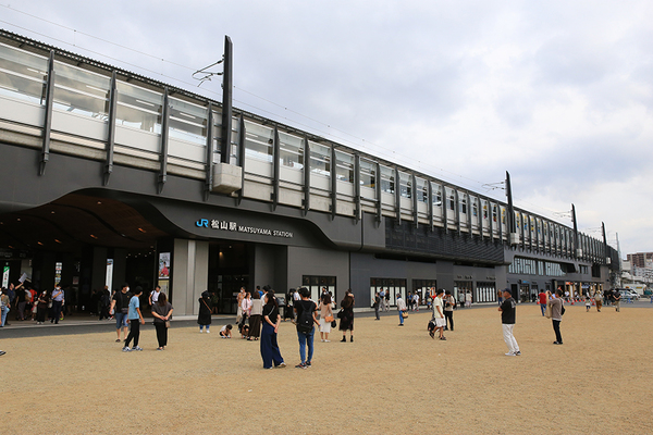 県都の玄関駅がついに“脱・国鉄” 高架化の松山駅どう変わった？ でも待望の西口はガラン