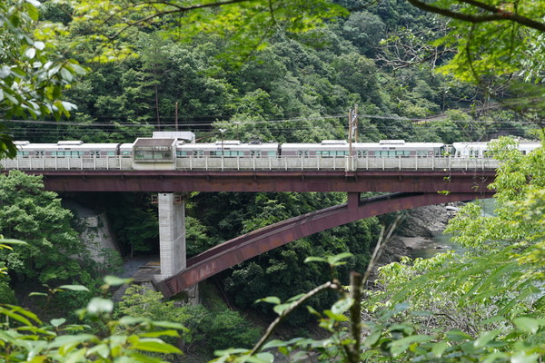 橋の上で列車が止まった!?→駅でした 至近には“同名の”別駅も ダブル異色駅へ行ってみた