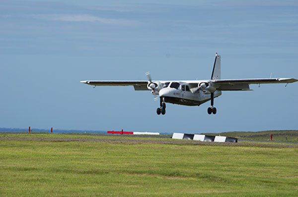 「世界一短い航空路線」どこ？ 驚愕の距離＆飛行時間…「マジでコレ、秒です！」な特殊すぎる光景