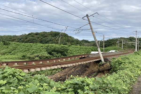 貨物列車が不通→「全国からトラック集結！」「船でも運べ！」 本州―九州の“代替輸送”体制具現化へ