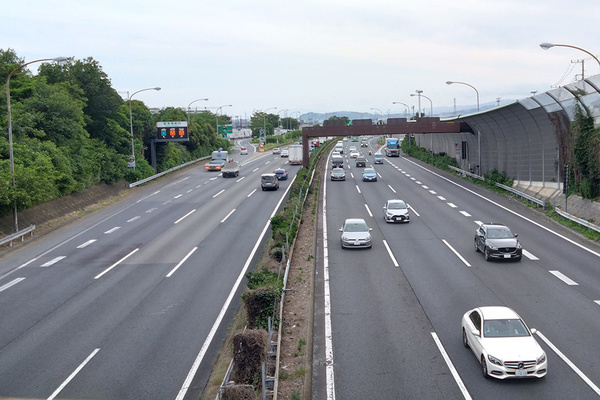 高速道路って「直線」実は少ないんですか？ イメージは「走りやすくずっと真っ直ぐ」な感じですが、なぜクネクネなのでしょう？