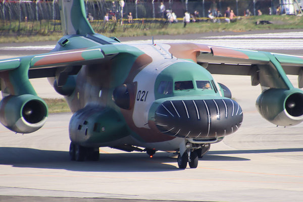 “空自で屈指の異形機”実に5年ぶりのフル開催「入間航空祭」でオープニングフライト！ 異例の出来事に歓声上がる