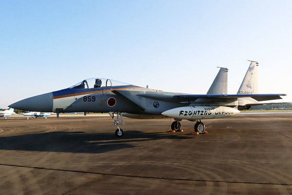 “北陸新幹線カラーF-15”「入間航空祭」終了後に来場者サプライズ！「背中の立派な龍」を見せつける