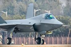 「えっ、 一転してフツーの形!?」 中国最新ステルス戦闘機がデビュー！ 新型空母「福建」との関連も