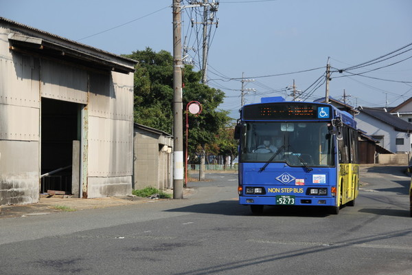 ほぼ本州最西端！「最果てのバス停」には一体何があるのか？ 実際に行ってみた 車両は「元・都バス」