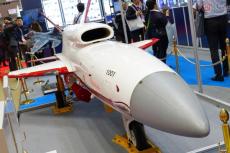 戦闘機っぽい何か？ ナゾの自衛隊「日の丸無人機」あえて航空宇宙展に出てきたワケ