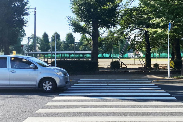 「信号がない横断歩道で止まる必要ないですよね？」ダメです！人がいたら  今年はだいぶ改善？