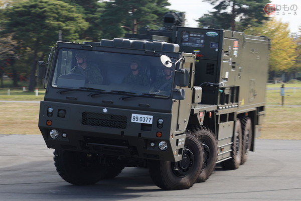 レーザービームで迎撃だ！ 初公開の「対ドローン自走システム」自衛隊観閲式に登場