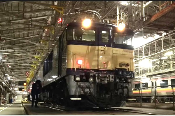 深夜に全駅通過!? 貨物列車ではない、人知れず走る機関車とは 冬ならではの臨時列車