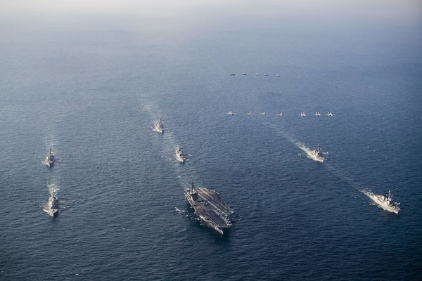 間もなく日本に「ただいま！」 米海軍の空母「ジョージ・ワシントン」が日米韓合同演習に参加 甲板には”最新鋭戦闘機”の姿も