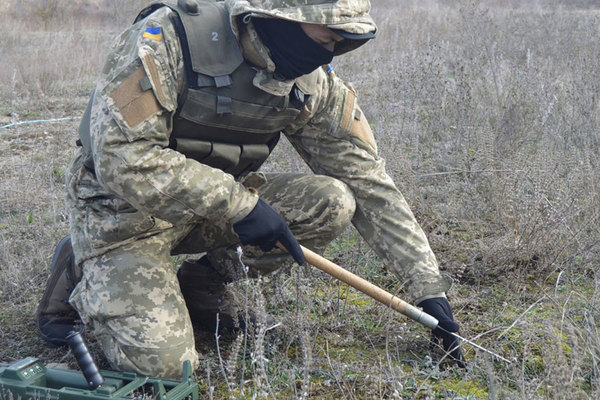 ウクライナ軍工兵「大量の地雷発見！」実は違った!? 約80年前から眠っていた過去の遺物とは