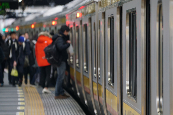 なぜ「電車内が暑い」と毎年言われているのに「弱暖房車」がないのか？ 実は気づいていないだけ!?