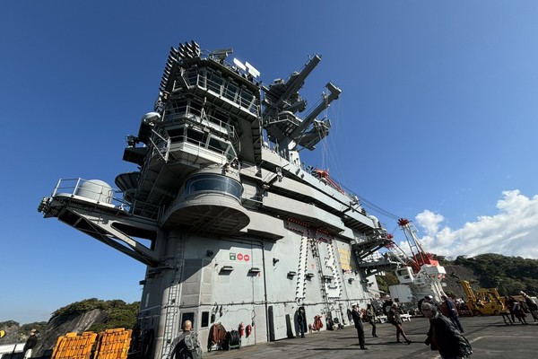 「ワシントンの中に”ワシントン”」いた！ 9年ぶりに帰ってきた巨大空母の艦内公開 今しか見られない光景が激レアすぎた！