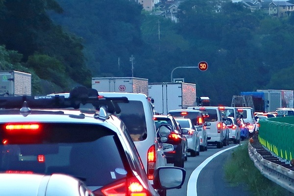 「あれ、そんな長い渋滞なくね？」 年末年始“高速道路の渋滞予測”発表 きっちり9連休の「地獄の日」って!?