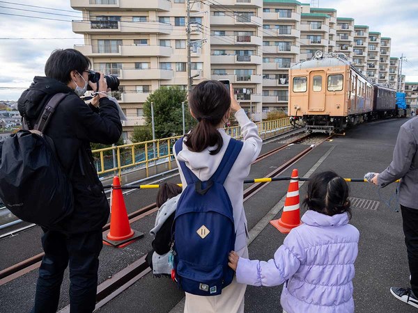 「撮り鉄」の迷惑行為を最新技術が防ぐ!? 鉄道写真にも生成AIの波 相鉄とアドビが体験イベント