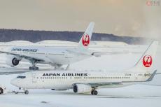 飛行機に乗ったら「当便は除雪のため遅延します」と言われました。なぜそこまで入念に除雪するのでしょうか？