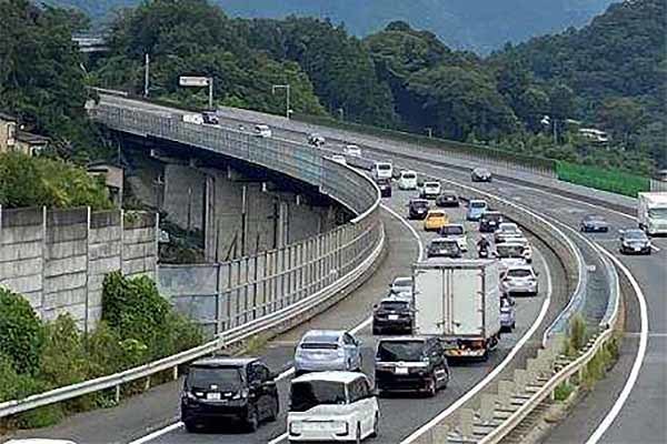 「いつも混んでる」都内の中央道“狭い3車線”増やします 下り7kmで計画始動！ 上り新小仏は少し遅れ？