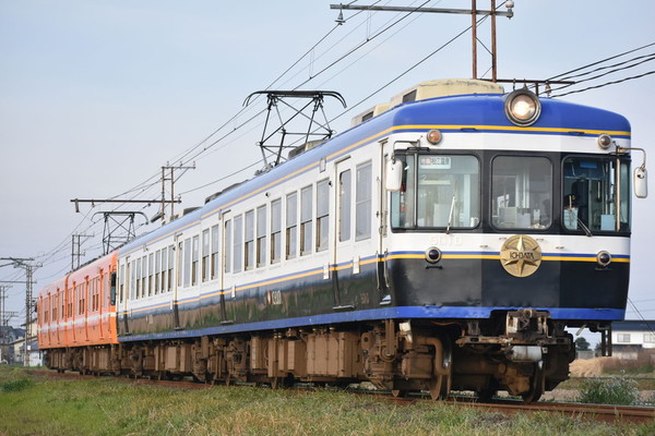 「山陰唯一のローカル私鉄」が“異色の新車”導入へ！ 車体のラッピング廃止で銀色に!?  珍しい座席配置が特徴