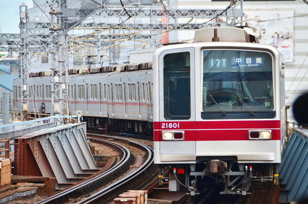 東武の車両が新天地へ！ギンギラギンの“珍しい姿”で搬入 新車並みにグレードアップも？