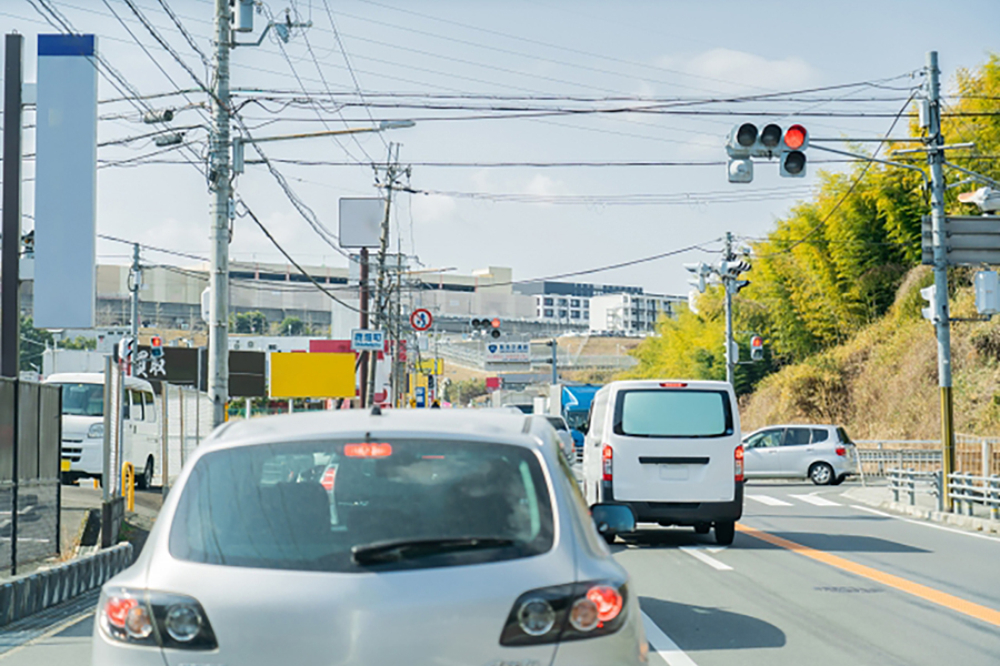 信号待ちで無意味に「ジワっと前に寄せる」ナゾ行為にモヤモヤ 「後続みんな動かなきゃじゃん！」 なぜするのか、交通心理士が一刀両断！