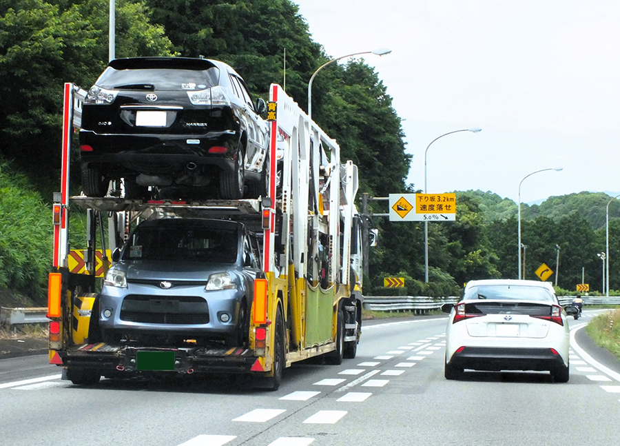 どうして隣の車にビタ付きで走るの…？ 謎の「トナラー運転」の行動心理を交通心理士がズバリ解説