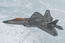 あれっ F-22弱くない？「世界最強戦闘機」の意外な欠点とは “最強への階段”阻むのは「定番のラスボス」