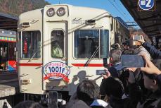 鉄道ファンざわめき「見たことある光景！」「いいのコレ…？」 “2度目の引退”京王の名車5000系に“粋な花道”