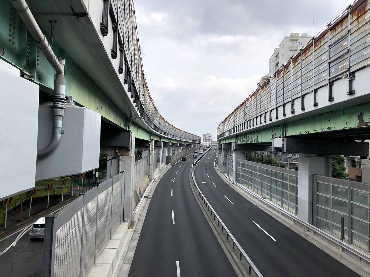 出口しかない「中央道の起点」が花いっぱいに!? 道路の両側を大改造 空もスッキリ化