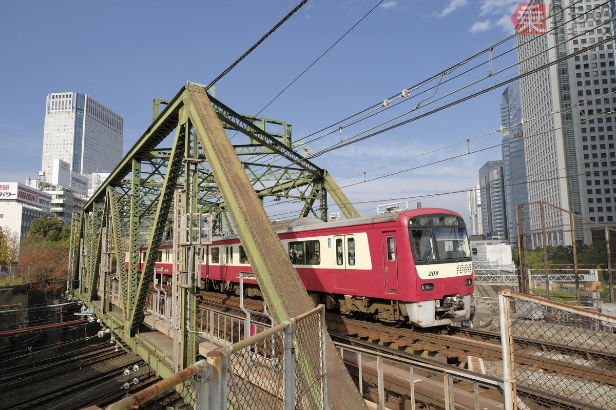 高架化事業で品川駅を「地上化」 フシギな立体交差事業を俯瞰 そばで橋を組み立ててる！