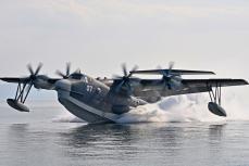 自衛隊の「巨鳥」が眼前に！ 日本最大の湖で実施の“激レア光景” 動画で公開