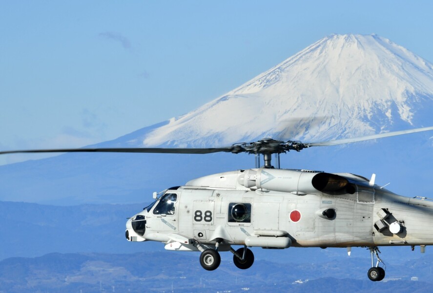 富士山バックにそろい踏み！ 海自が誇る「実験開発部隊」が初訓練飛行実施 ここでしか見られない”超レアな光景”とは