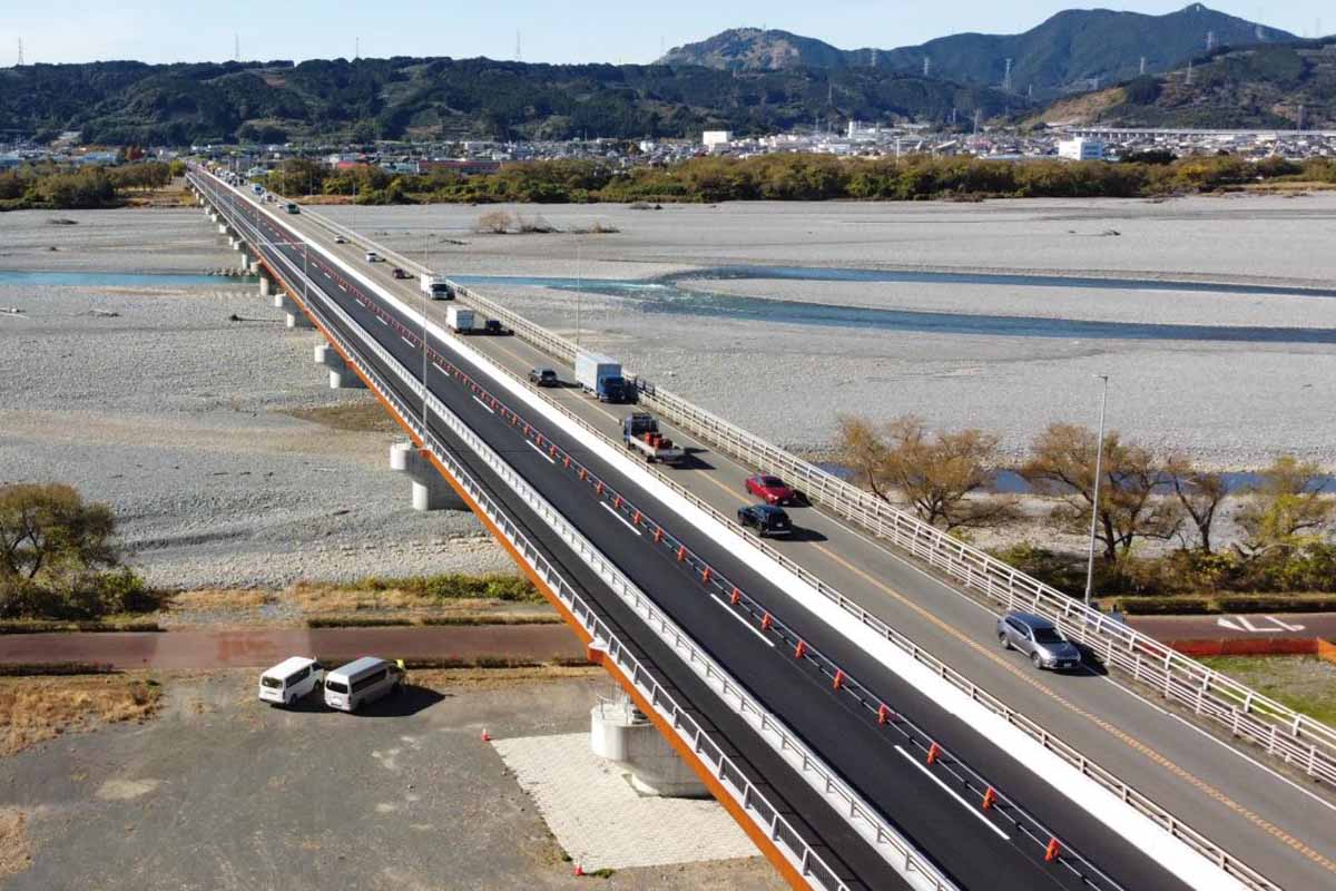 新東名と市街を結ぶ“ボトルネック”ついに解消！ 国道1号バイパス「新大井川橋」3月に4車線化 橋もう1本！