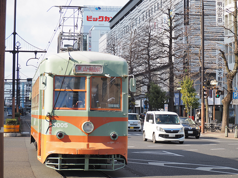 今や伝説「東武の路面電車」そのまんま!? 今も現役で走ってます！ でも1両は「化けてます」