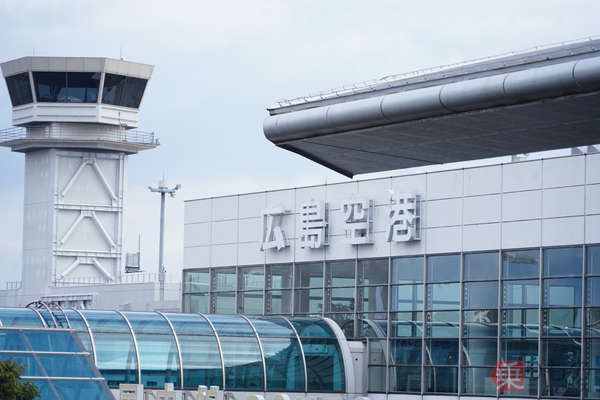 広島空港の新ラウンジに存在する「国内じゃレア区画」とは？ 確かに開放感は抜群だ…12月に刷新 席数は3倍