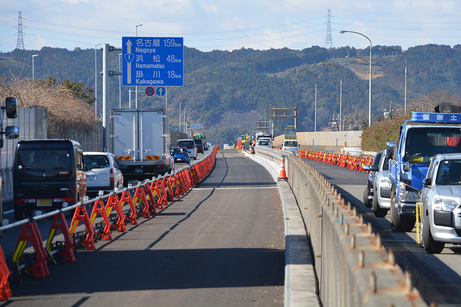 静岡「第三の東名」の超絶ボトルネック解消へ！ 国道1号バイパス“デカすぎる川”に橋もう1本 全線4車線化はいつ？