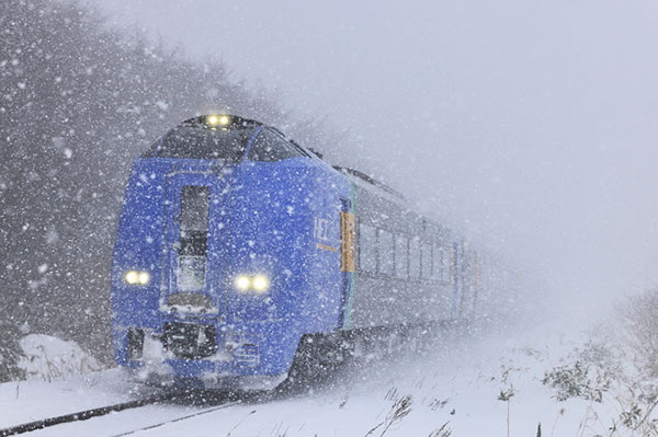 線路にわざと「雪を捨てた」の誰だ!? 除雪用列車に支障 JR北海道「悪質性が高い」