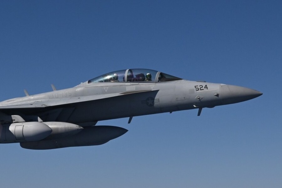 海自「電子の刺客」が異例の機内公開！ アメリカ海軍の“次世代兵器”も