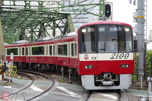 まさかこんな形で!?」 京急の“エモすぎる”新型案内板にSNS驚愕→話題