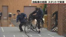 ヘルメット着用を　実演で高校生に自転車の危険を伝える