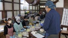 石川の郷土料理「かぶら寿し」　金沢市でかぶら寿しの作り方を学ぶ道場開かれる