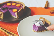 【5月のカラータロット占い】ラッキーカラーは「紫がかった赤」、仕事運は紅芋ケーキ！