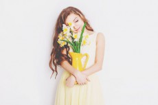 【3月のカラータロット占い】ラッキーカラーは「黄色」、仕事運アップは黄色の花瓶に白い花を！
