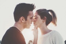 【夢占い】キスをする夢は心に秘密を抱えているサイン　キス・唇の夢が暗示すること　