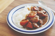 【心理テスト】カレーに絶対入れたくない食材でわかる、あなたがどうしても苦手な人