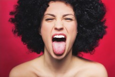 舌の状態でわかる心の悩みと体調　舌が白い人はパワー不足で優柔不断になりがち
