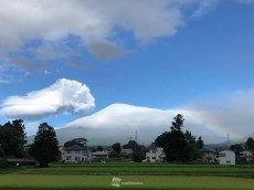 
雲を纏う富士山　吊るし雲＆虹の共演も
        