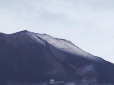 
富士山がうっすら雪化粧！
        